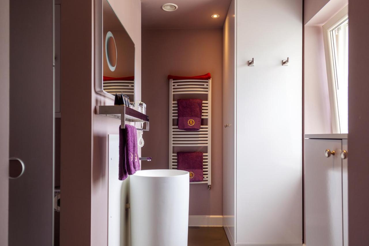 B&B Saint-Georges -Located In The City Centre Of Bruges- Exterior foto A heated towel rail