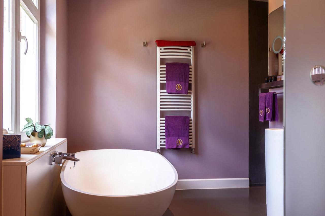 B&B Saint-Georges -Located In The City Centre Of Bruges- Exterior foto A towel warmer