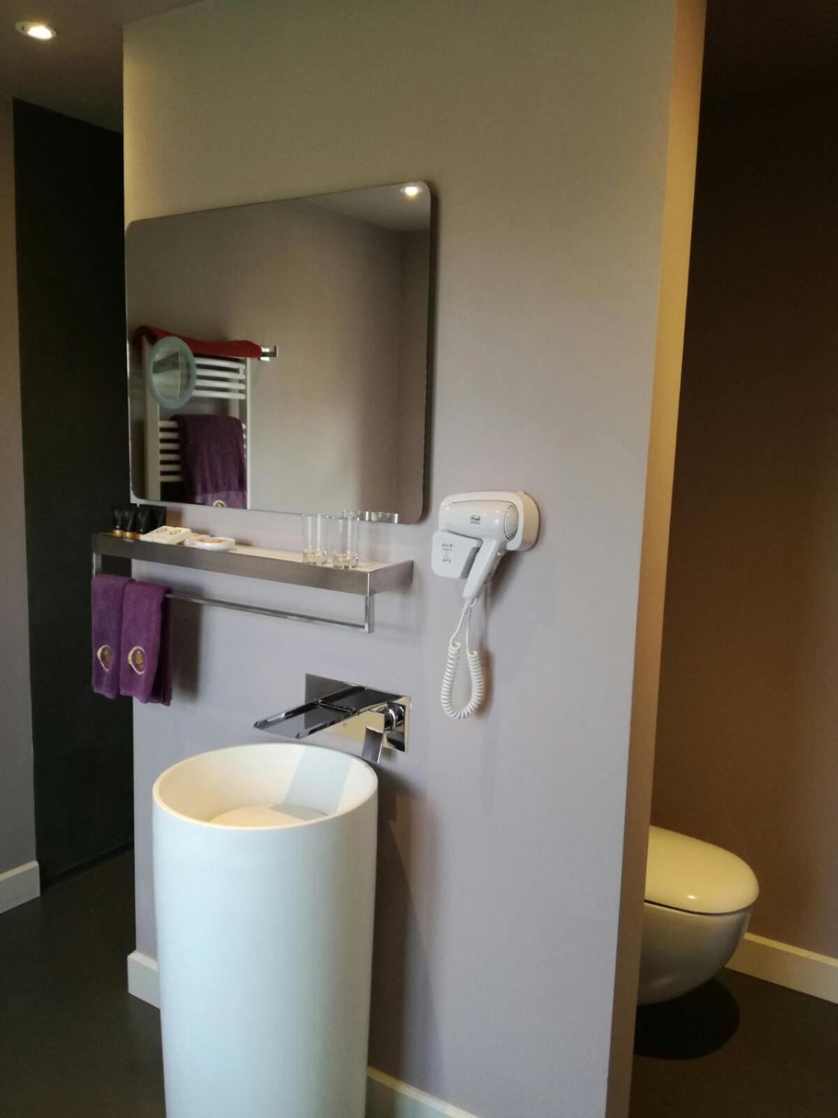 B&B Saint-Georges -Located In The City Centre Of Bruges- Exterior foto A hair dryer mounted on a wall