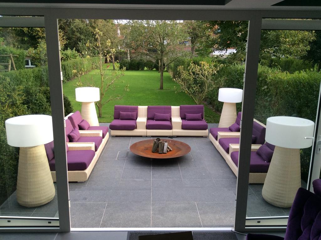 B&B Saint-Georges -Located In The City Centre Of Bruges- Exterior foto A patio with a garden furniture set