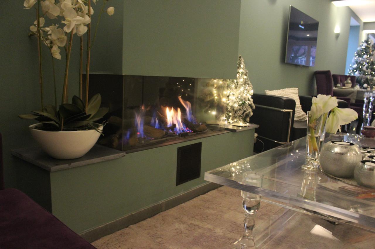 B&B Saint-Georges -Located In The City Centre Of Bruges- Exterior foto A fireplace in the lobby of the hotel